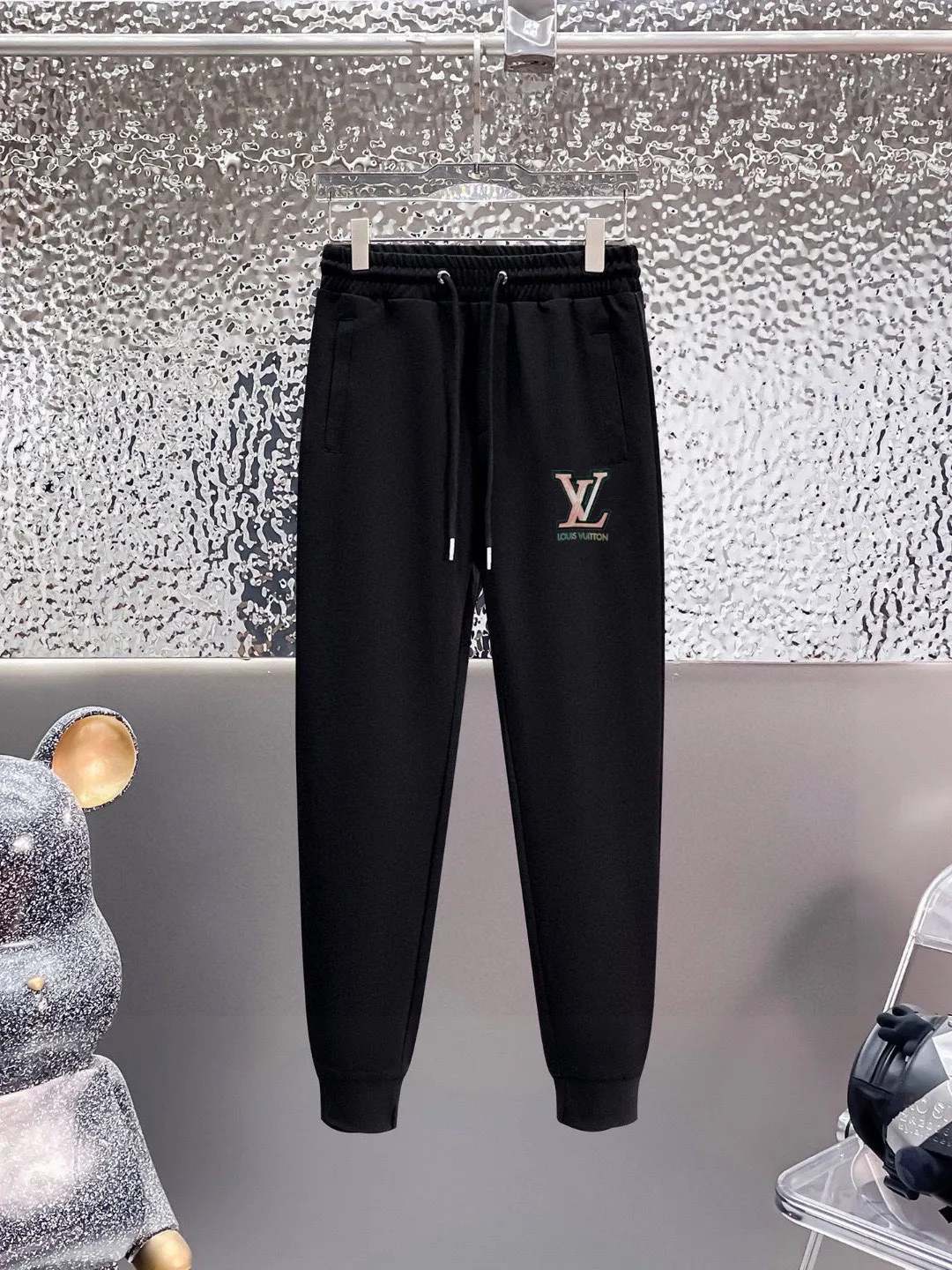 🅿️420 [LV Louis Vuitton] (Fat Man Gospel) hot-selling suit is coming. Focus on the original version of the official website. 2025 new hot-selling cardigan sweater suit. The original order is the best. 🇭🇰The meticulous work of top designers is dedicated to a fitting and perfect upper body effect. All-natural high-quality Roman cotton 100%, close-fitting comfort, noble and elegant! Original hardware embodies elegance and nobility! Counter size: M-5XL (maximum wear up to 220 pounds)